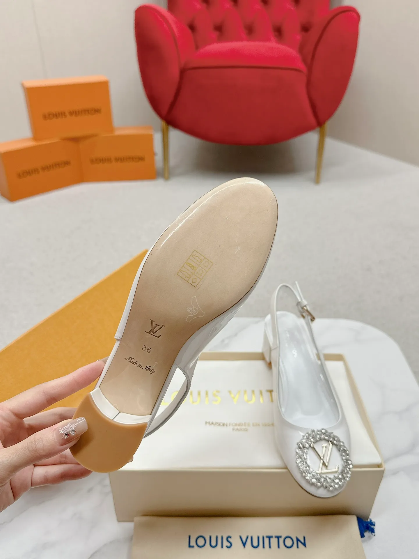 👟👟Ex-factory price 580👟👟 👑 Lv shoes This Urban Twist women's shoe is a stylish upgrade to the classic stiletto style. It is made of smooth calfskin upper with a bright silver metal toe and is engraved with the LV Circle logo, highlighting the Louis Vuitton brand characteristics. Detailed features: Calfskin material Lining: Imported full-grain sheepskin Foot pads: Imported full-grain sheepskin sole Italian genuine leather sole Heel height Two height sizes: 34-40 (34.40.41 customization is not returnable)